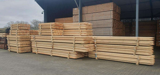 Blanke ronde palen voor Prolock beschoeiing - Wal-beschoeiing.nl