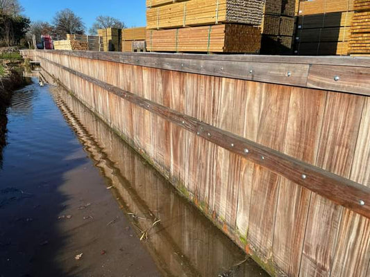 Damwand planken 50mm dik Hardhout per m2 - Wal-beschoeiing.nl
