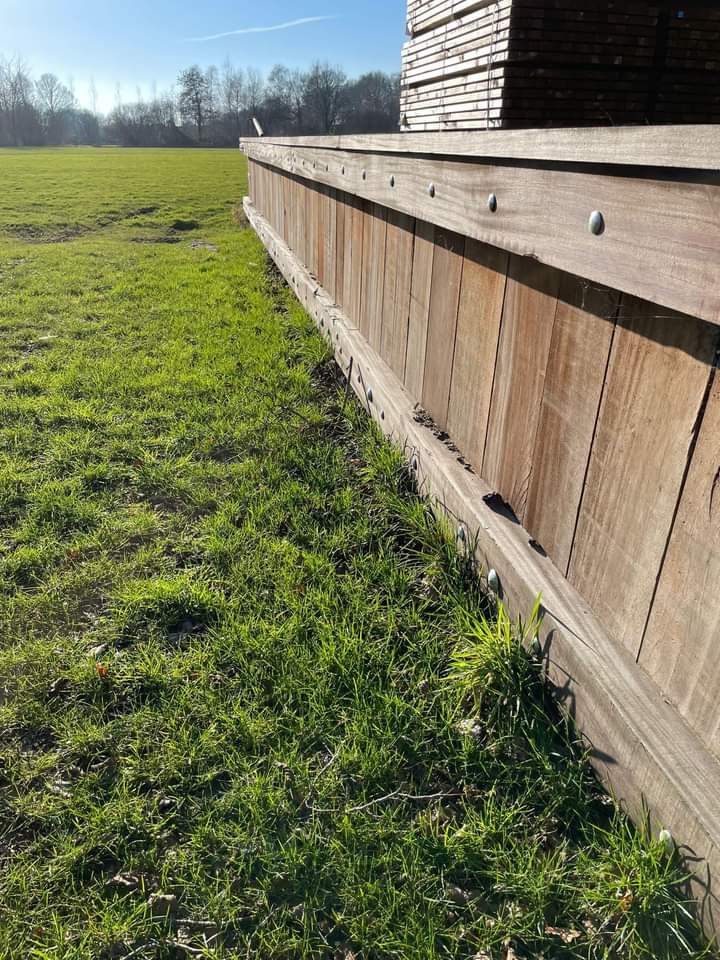 Damwand planken 40mm dik Hardhout per m2 - Wal-beschoeiing.nl