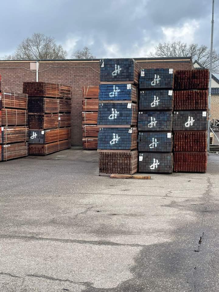 Damwand planken 40mm dik Hardhout per m2 - Wal-beschoeiing.nl