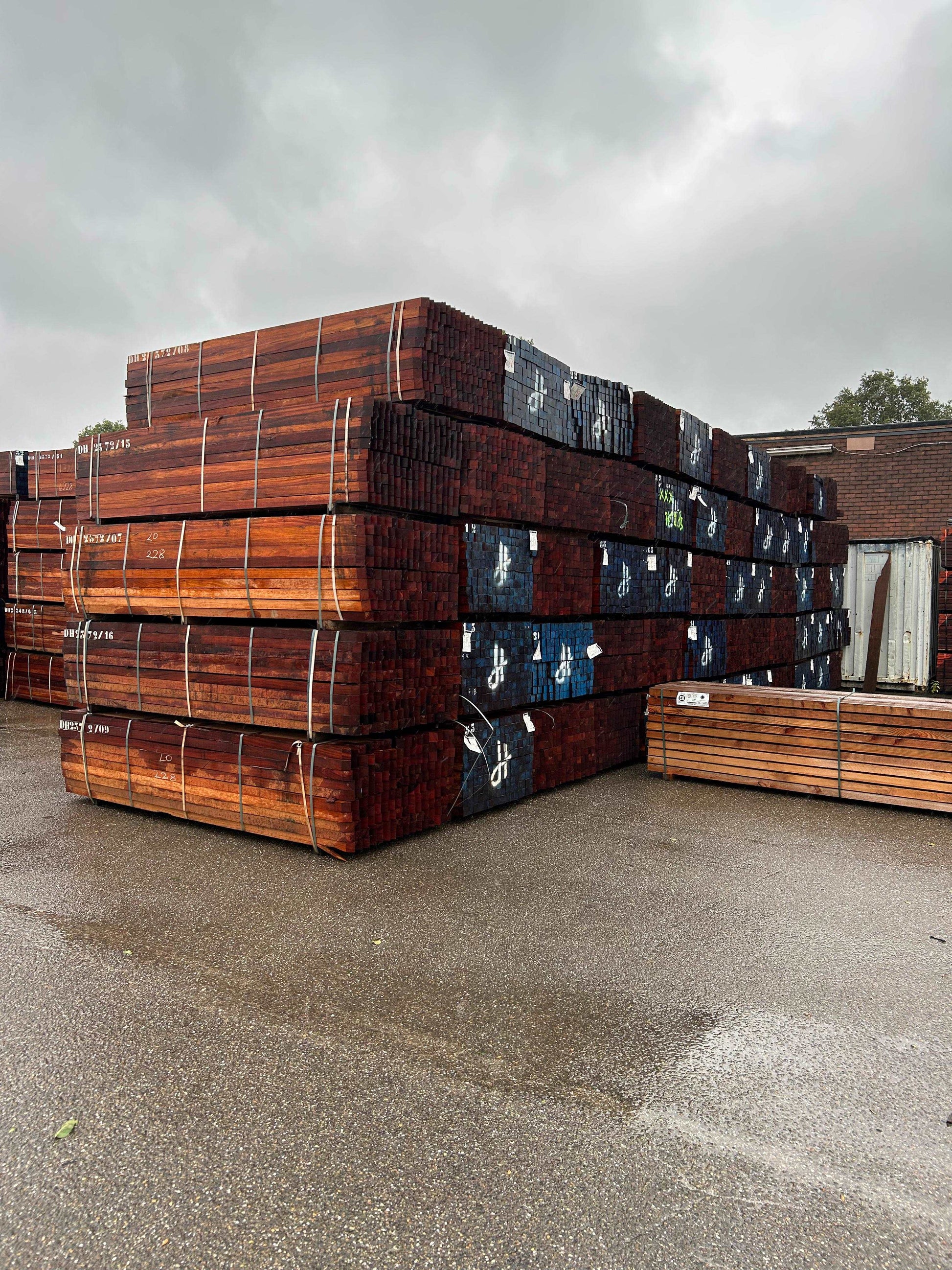 70 x 70 Hardhouten palen - Wal-beschoeiing.nl