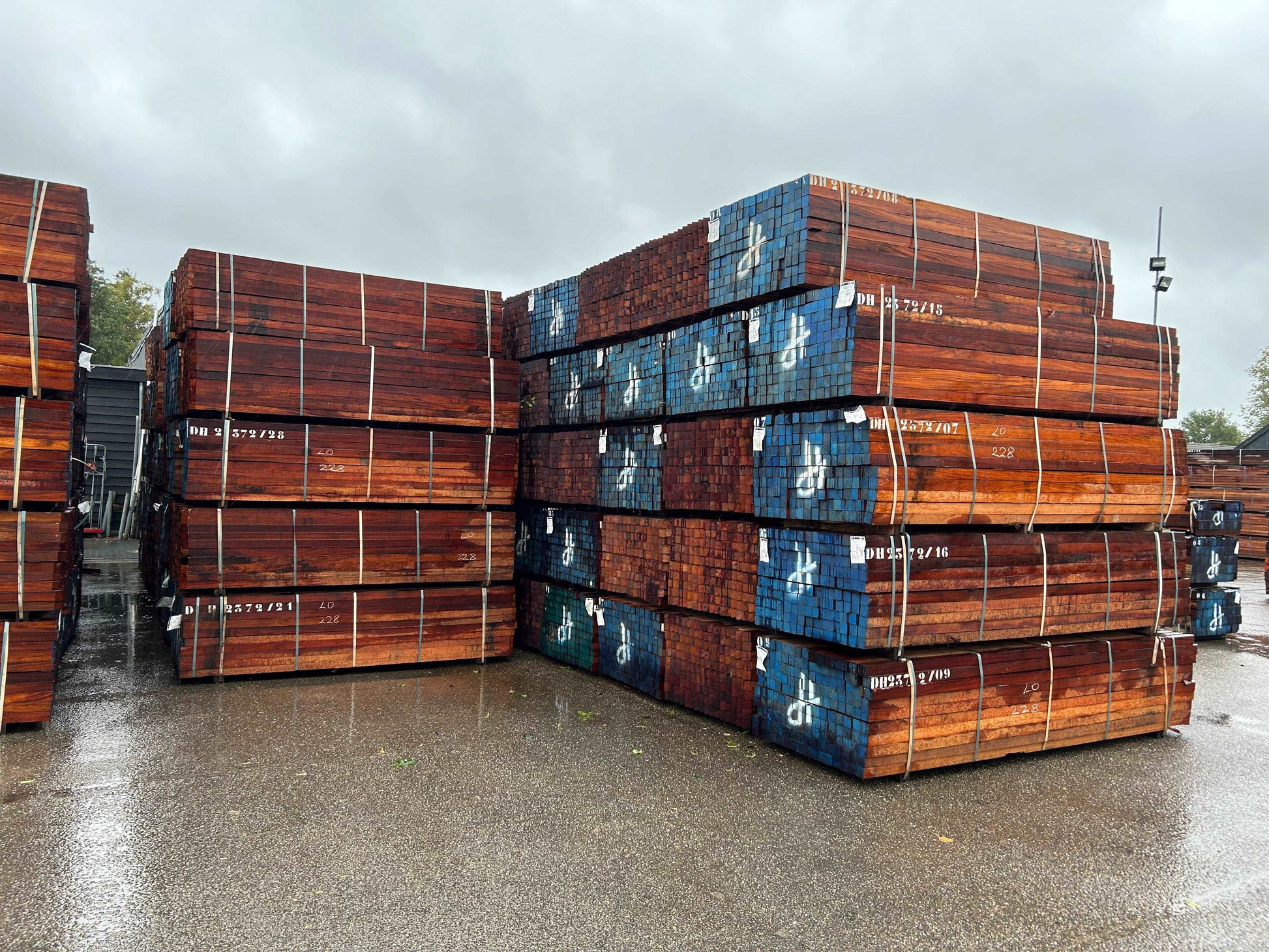70 x 70 Hardhouten palen - Wal-beschoeiing.nl
