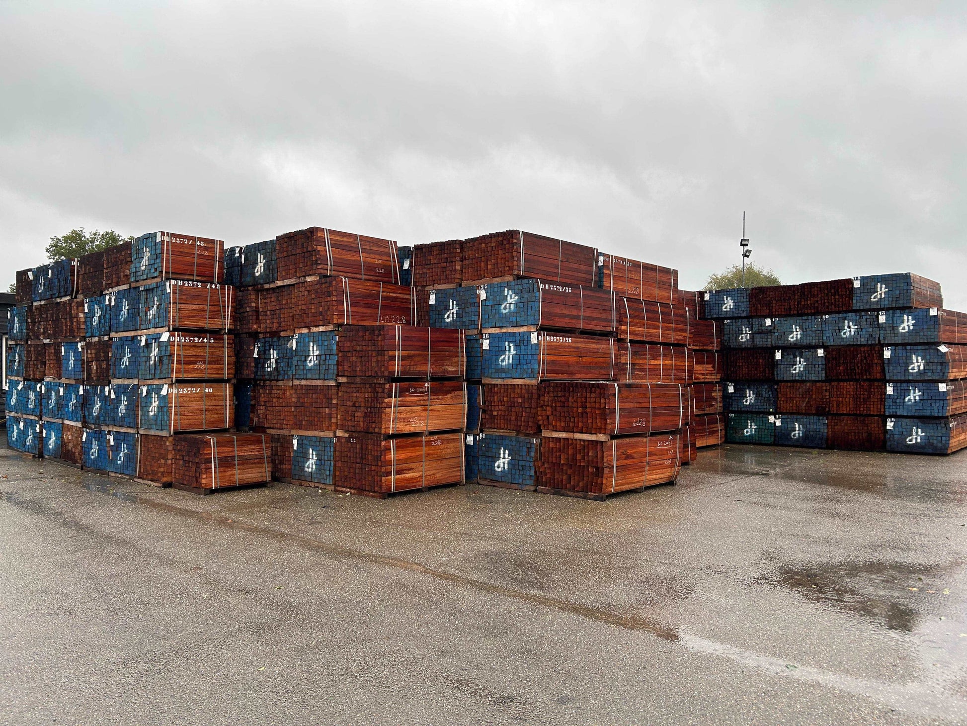 70 x 70 Hardhouten palen - Wal-beschoeiing.nl