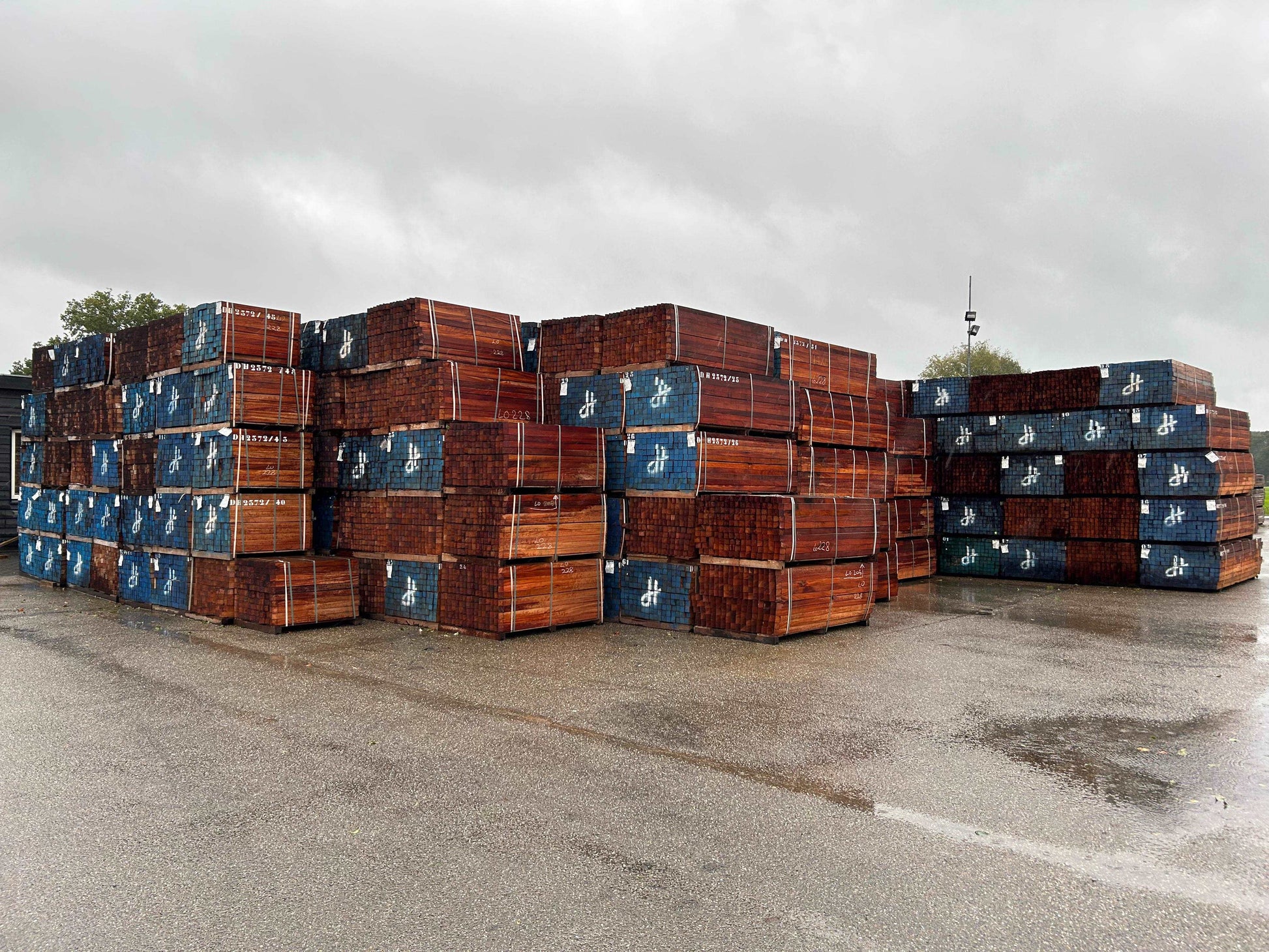 70 x 70 Hardhouten palen - Wal-beschoeiing.nl