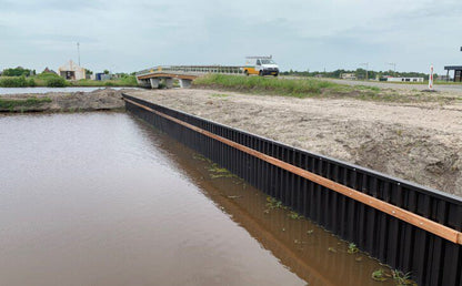 Blanke ronde palen voor Prolock beschoeiing