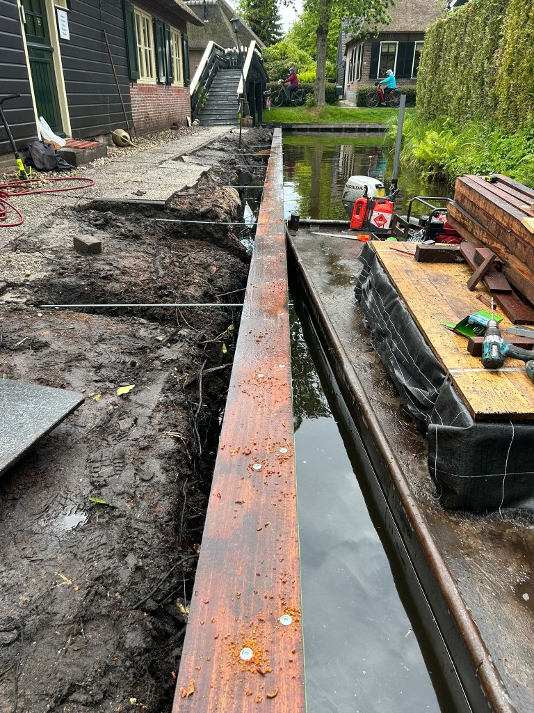 Beschoeiing grondwerk in Groningse polder